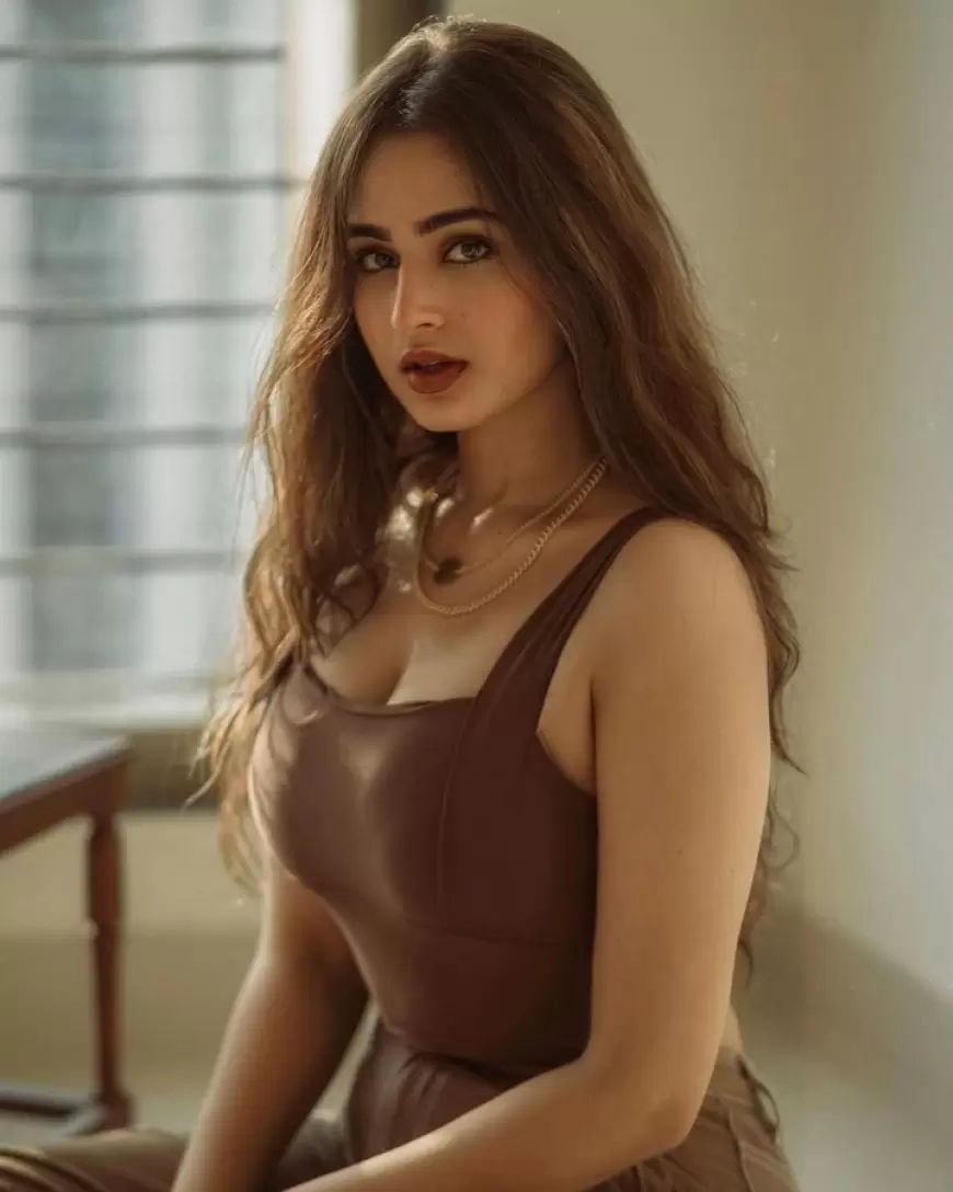  Ayesha Khan hot pic