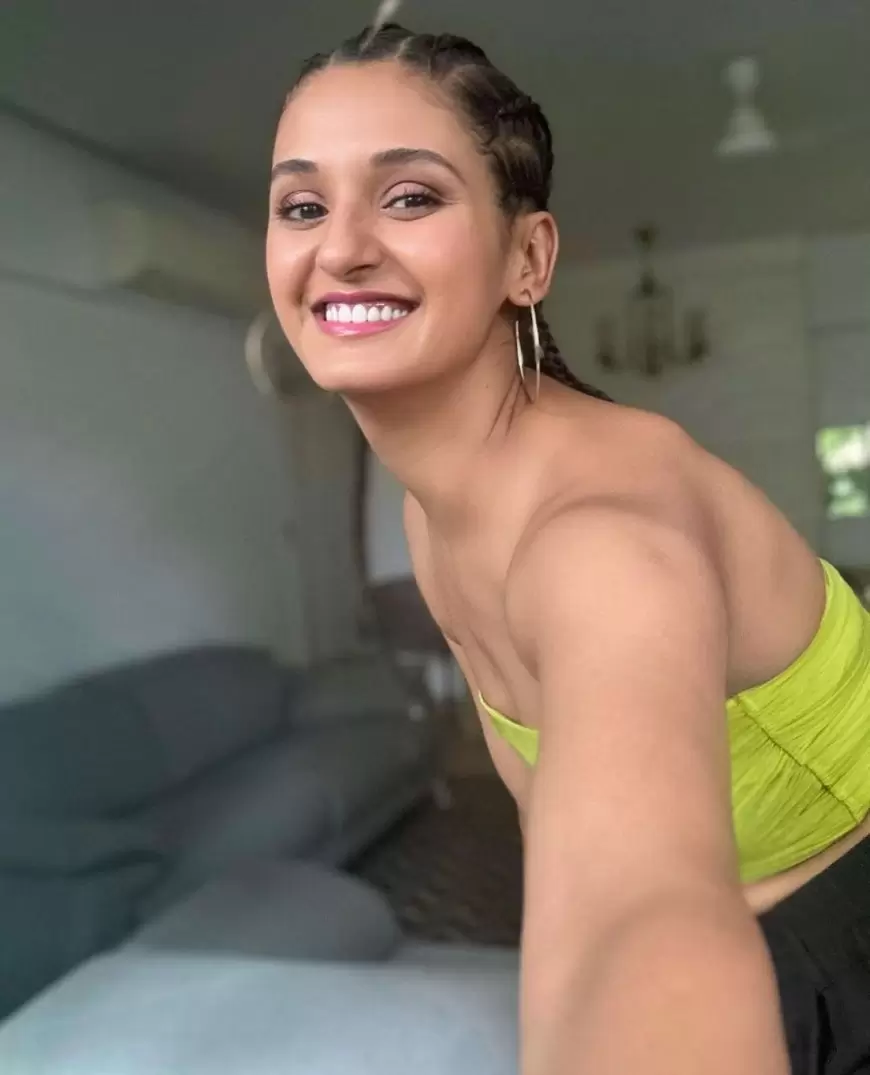 Shakti Mohan Hot Photos