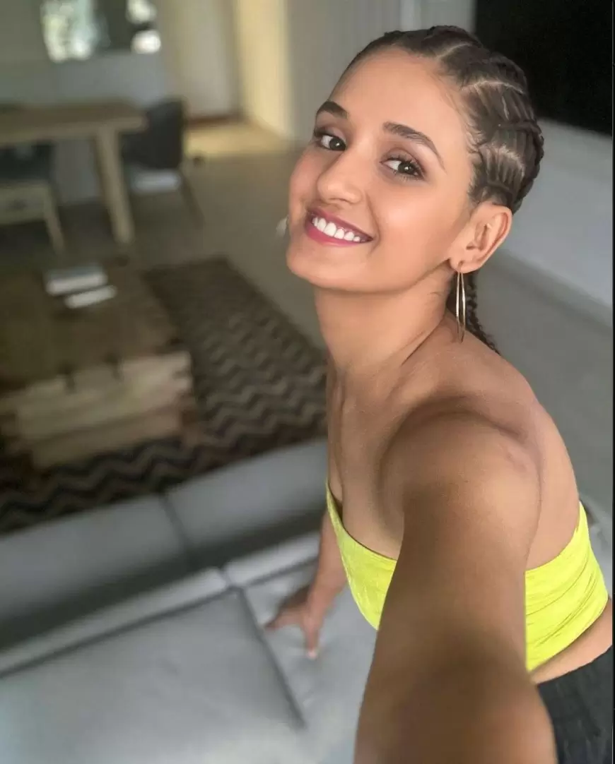 Shakti Mohan Hot Photos