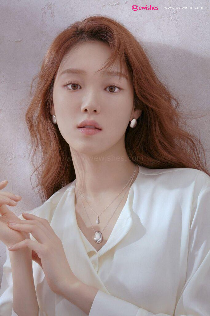 Social influence, Accounts of Lee Sung Kyung